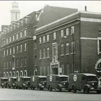 HISTOIRE-1949 - Ambulances from MDA parked near Manchester Square London